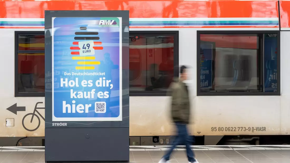 Das Ticket gibt es digital oder als Plastikkarte. - Bild: Sebastian Gollnow/dpa/dpa-tmn