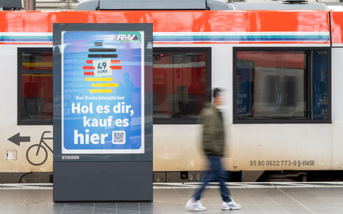 Das Ticket gibt es digital oder als Plastikkarte. - Foto: Sebastian Gollnow/dpa/dpa-tmn