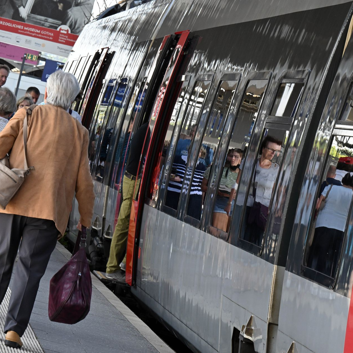 Schreckt der höhere Preis Reisende ab? - Foto: Martin Schutt/dpa