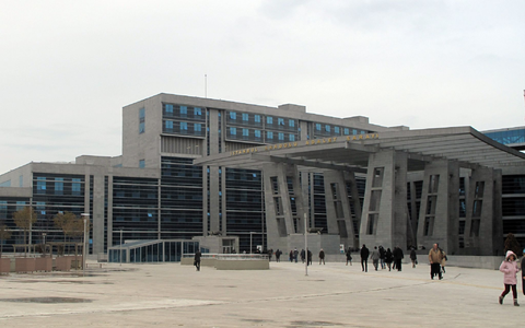 Ein Mann muss wegen wiederholten sexuellen Kindesmissbrauchs und sexueller Nötigung 36 Jahre ins Gefängnis, der Vater des Mädchens wurde wegen wiederholten sexuellen Missbrauchs zu fast 19 Jahren verurteilt. (Symbolfoto) - Foto: picture alliance / dpa