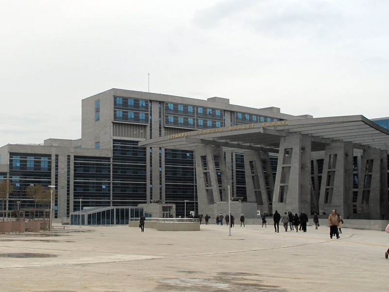 Ein Mann muss wegen wiederholten sexuellen Kindesmissbrauchs und sexueller Nötigung 36 Jahre ins Gefängnis, der Vater des Mädchens wurde wegen wiederholten sexuellen Missbrauchs zu fast 19 Jahren verurteilt. (Symbolfoto) - Foto: picture alliance / dpa