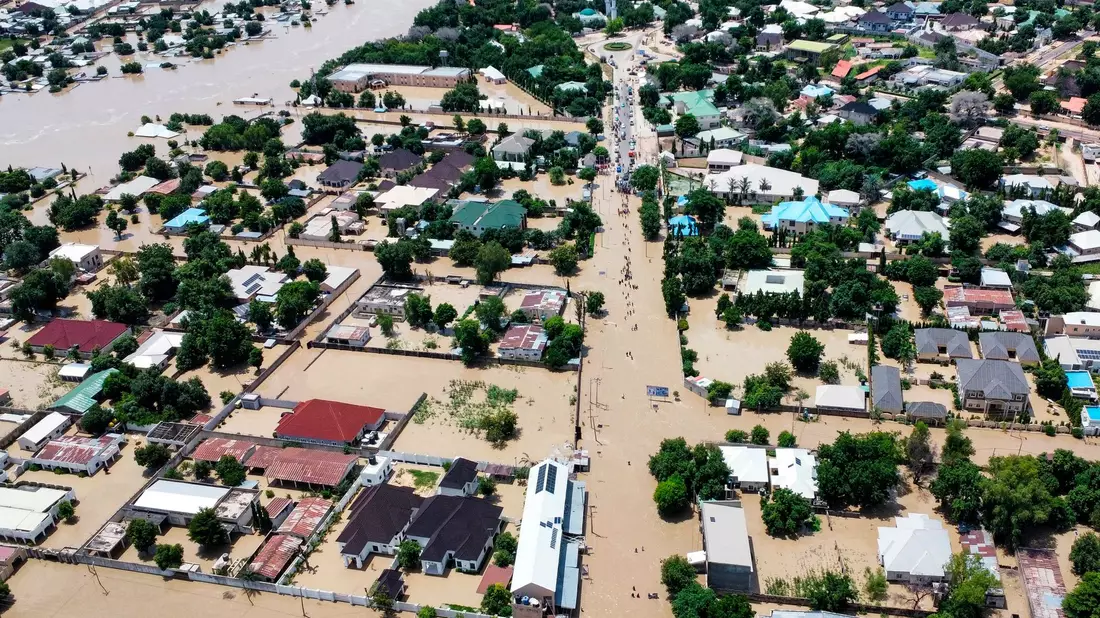 Schwere Regenfälle ließen im Norden Nigerias einen Damm brechen. (Archivbild vom 10. September). - Bild: Musa Ajit Borno/AP/dpa