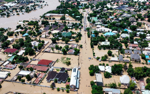 Schwere Regenfälle ließen im Norden Nigerias einen Damm brechen. (Archivbild vom 10. September). - Foto: Musa Ajit Borno/AP/dpa Schwere Regenfälle ließen im Norden Nigerias einen Damm brechen. (Archivbild vom 10. September). - Foto: Musa Ajit Borno/AP/dpa