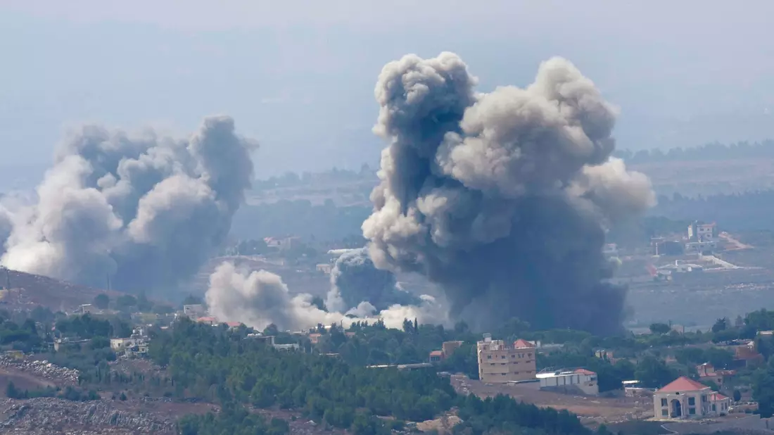 Neue israelische Luftangriffe trafen zunächst den Süden des Libanon. - Bild: Hussein Malla/AP