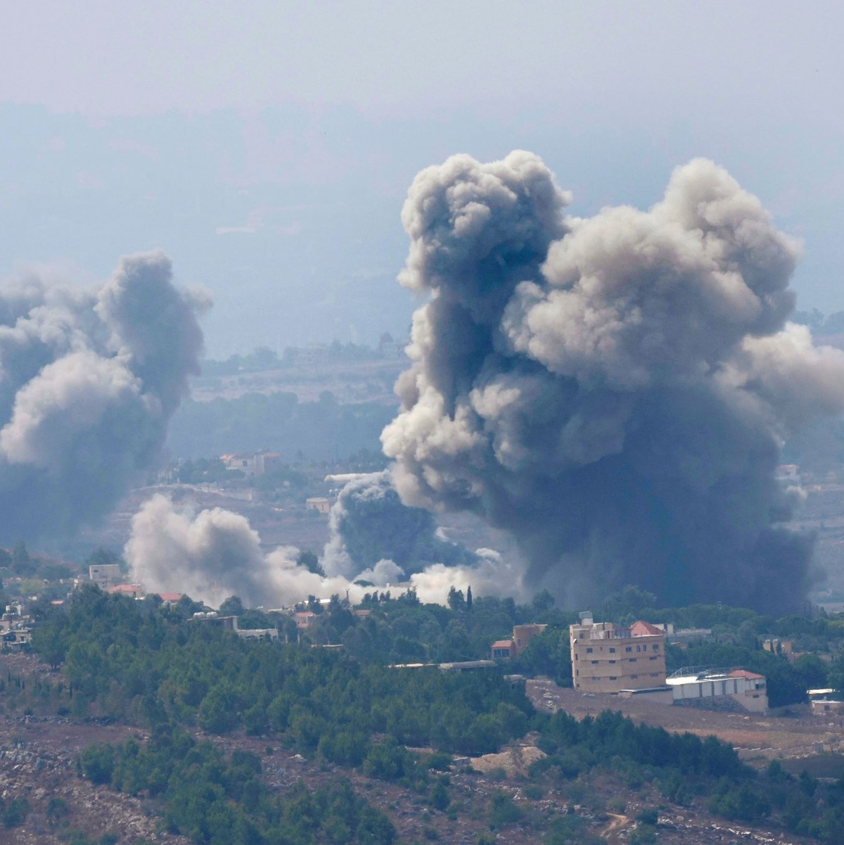 Neue israelische Luftangriffe trafen zunächst den Süden des Libanon. - Foto: Hussein Malla/AP