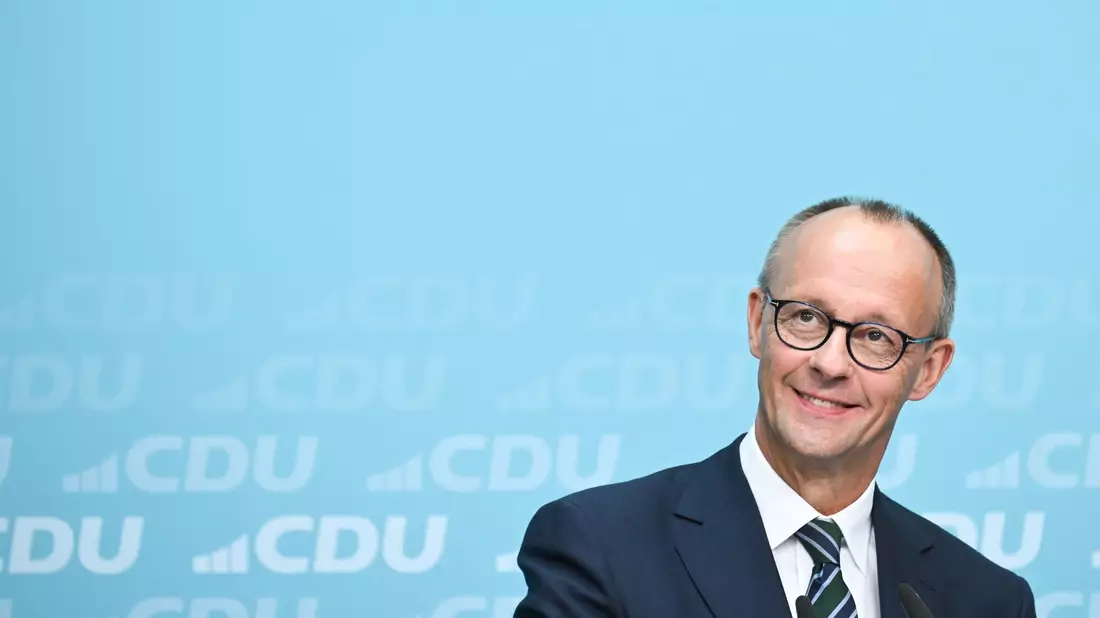 Merz hat die Landtagswahl in Brandenburg schnell abgehakt.  - Bild: Sebastian Christoph Gollnow/dpa