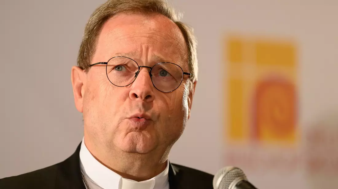 Der Vorsitzende der Deutschen Bischofskonferenz, Georg Bätzing, ist angesichts Hunderttausender Kirchenaustritte in den vergangenen Jahren besorgt.  - Bild: Swen Pförtner/dpa