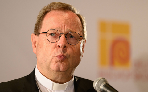 Der Vorsitzende der Deutschen Bischofskonferenz, Georg Bätzing, ist angesichts Hunderttausender Kirchenaustritte in den vergangenen Jahren besorgt.  - Foto: Swen Pförtner/dpa