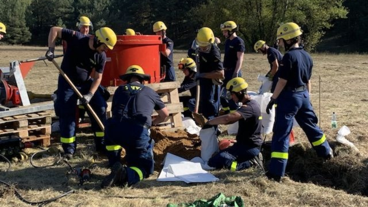 THW LVBEBBST: Vorkehrungen gegen das Hochwasser laufen auf Hochtouren - Scheitelwelle heute Nacht in Ratzdorf erwartet - Foto: presseportal.de