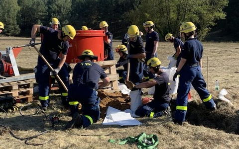 THW LVBEBBST: Vorkehrungen gegen das Hochwasser laufen auf Hochtouren - Scheitelwelle heute Nacht in Ratzdorf erwartet - Foto: presseportal.de