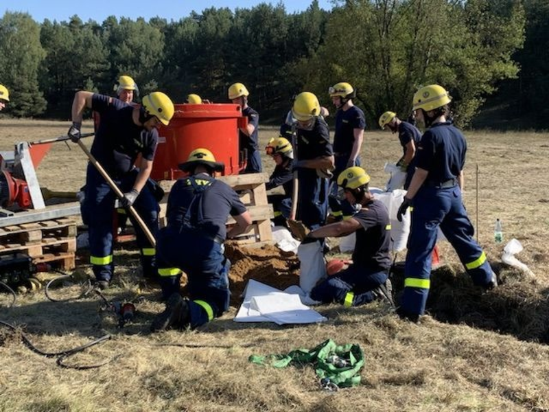THW LVBEBBST: Vorkehrungen gegen das Hochwasser laufen auf Hochtouren - Scheitelwelle heute Nacht in Ratzdorf erwartet - Foto: presseportal.de