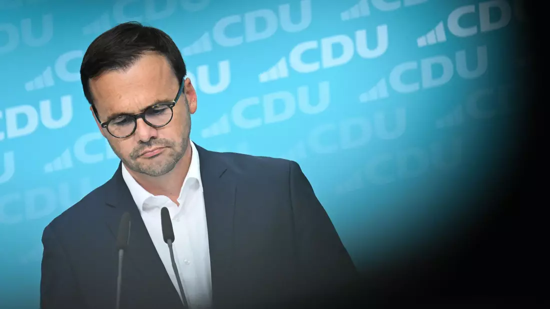 Enttäuscht über hohe Wahlverluste ist CDU-Spitzenkandidat Jan Redmann. - Bild: Sebastian Christoph Gollnow/dpa