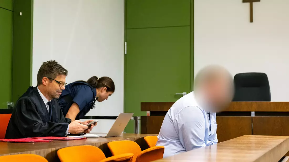Ein 38-Jähriger steht vor dem Landgericht München I, weil er zwei Frauen um 175.000 Euro betrogen haben soll. Die Beziehung zu den Opfern baute er mittels einer Dating-App auf. (Archivfoto) - Bild: Lennart Preiss/dpa