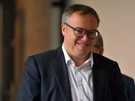 Der Thüringer CDU-Chef Mario Voigt will Ministerpräsident werden. Nun hat der CDU-Landesvorstand den Weg für Sondierungsgespräche freigemacht. - Foto: Martin Schutt/dpa