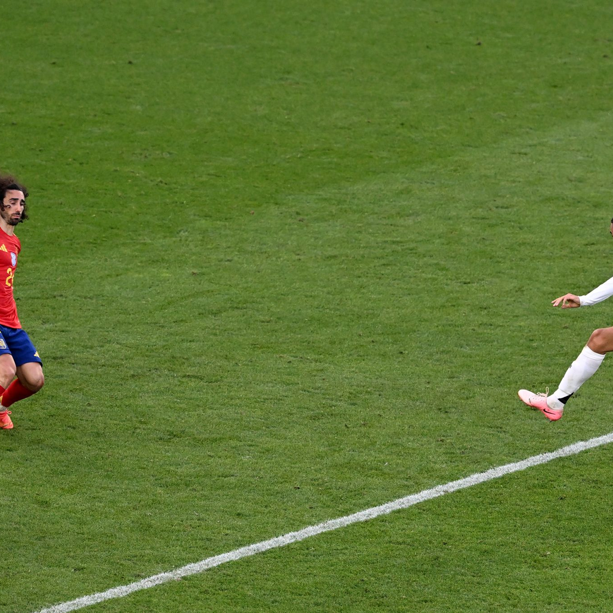 Cucurellas berühmtes Handspiel: Nach einem Bericht der UEFA-Schiedsrichterkommission hätte es in dieser vieldiskutierten Szene des EM-Viertelfinals Elfmeter für Deutschland geben müssen. - Foto: Bernd Weißbrod/dpa