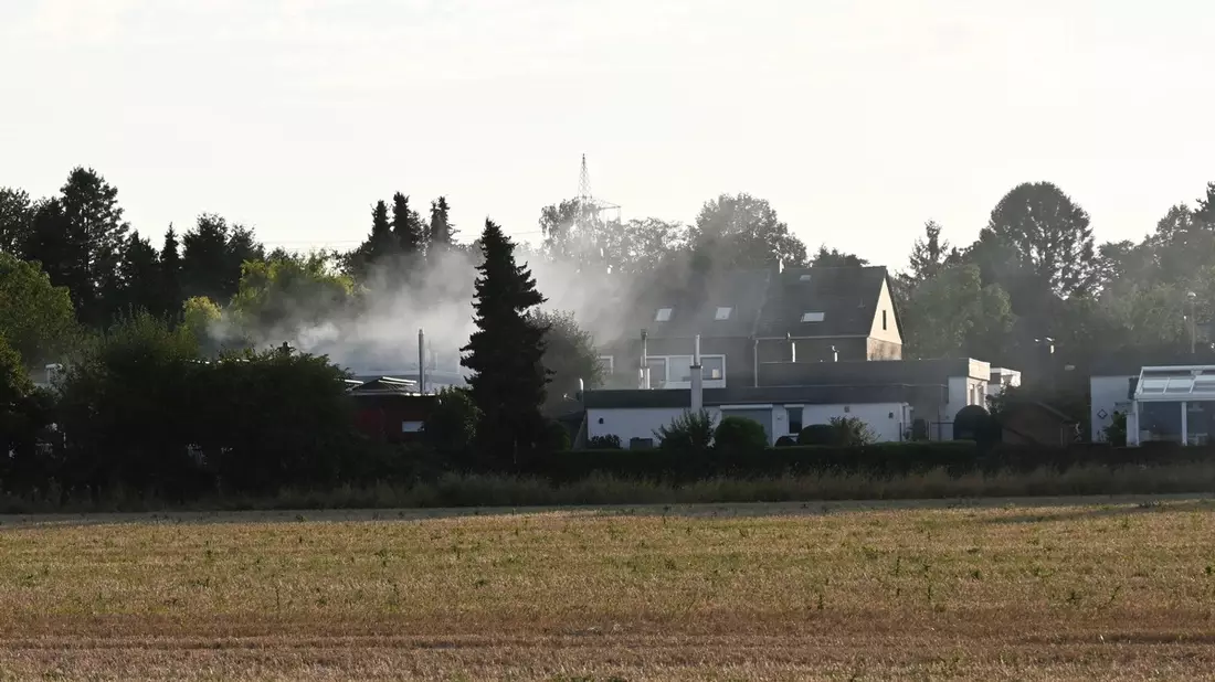 FW Pulheim: Heckenbrand bedroht Bungalow - Bild: presseportal.de