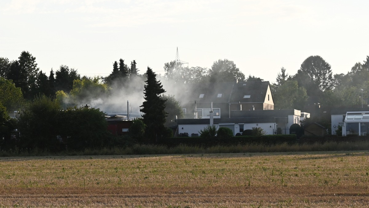 FW Pulheim: Heckenbrand bedroht Bungalow - Foto: presseportal.de