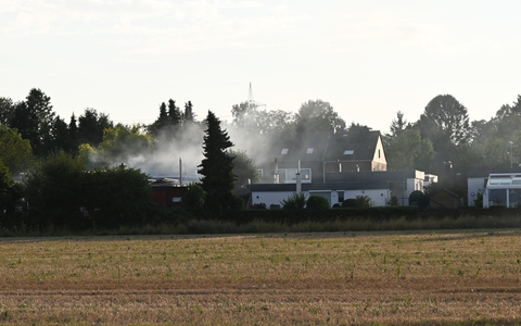 FW Pulheim: Heckenbrand bedroht Bungalow - Foto: presseportal.de