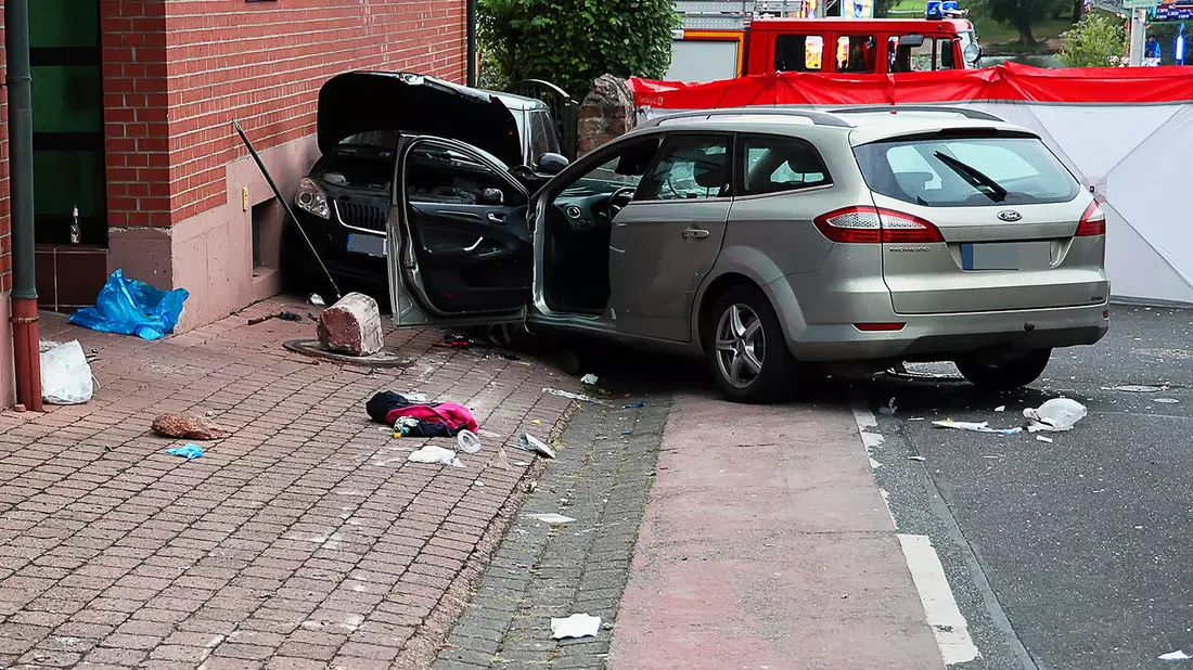 Wurde das Auto absichtlich in die Gruppe gesteuert oder handelte es sich um einen Unfall? - Bild: Ralf Hettler/dpa