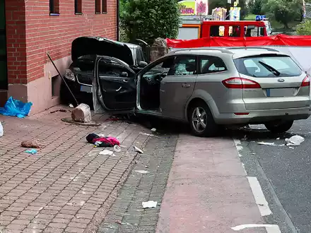 Die Polizei schließt derzeit weder eine vorsätzliche Tat noch einen Unfall aus. - Foto: Ralf Hettler/dpa