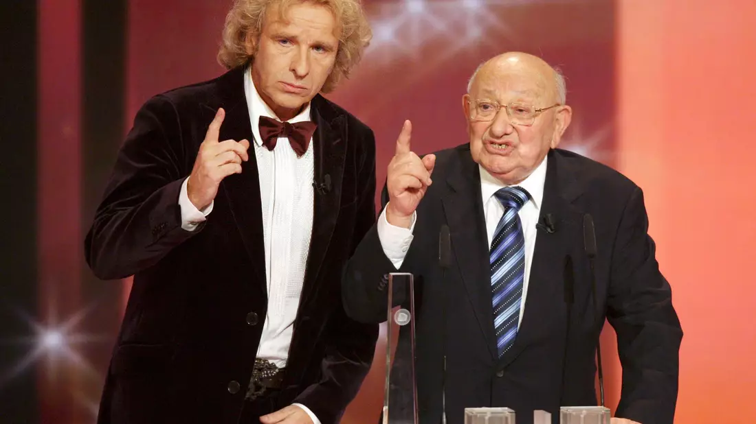 Ein ikonischer Moment: Literaturkritiker Marcel Reich-Ranicki lehnt den Deutschen Fernsehpreis ab. Moderator Thomas Gottschalk versucht die Situation zu retten. - Bild: Oliver Berg/dpa