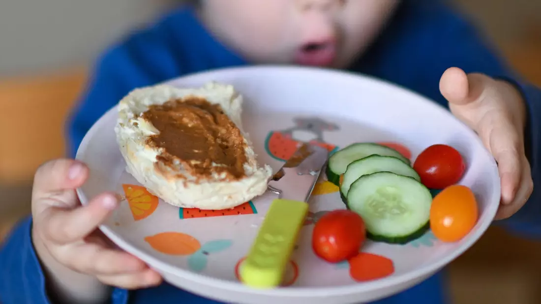 Von einer veganen Ernährung bei den Kleinen - also auch ohne Milch, Milchprodukte und Eier - raten Mediziner ab. - Bild: Hendrik Schmidt/dpa