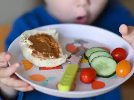 Von einer veganen Ernährung bei den Kleinen - also auch ohne Milch, Milchprodukte und Eier - raten Mediziner ab. - Foto: Hendrik Schmidt/dpa