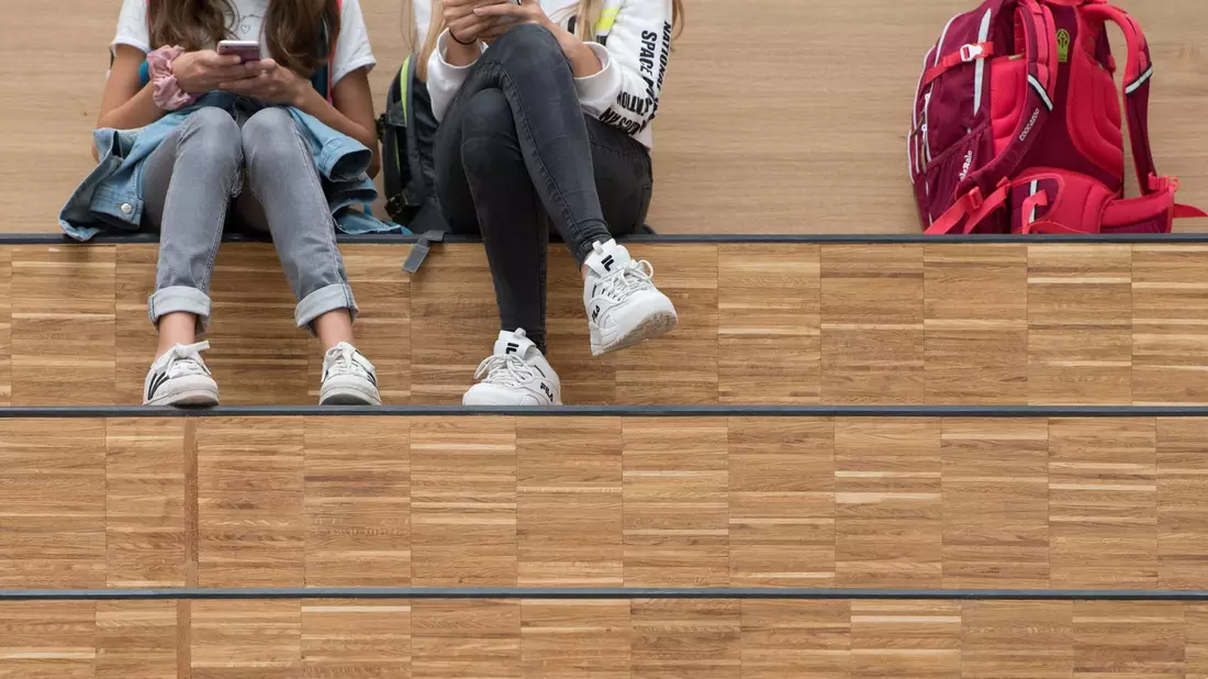 Daddeln in der Pause – Bewegung und Gespräche kommen da zu kurz, warnen Experten. (Symbolbild) - Bild: Sebastian Kahnert/dpa-Zentralbild/dpa