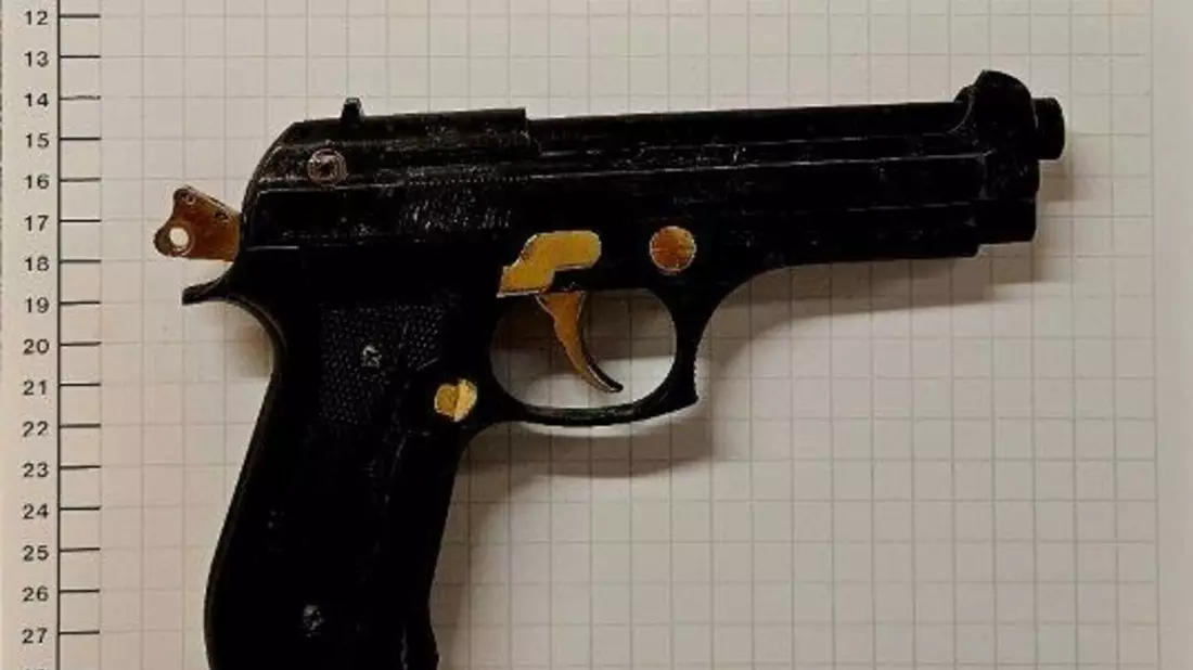 BPOL NRW: Bundespolizei stellt Schreckschusswaffe von 23-Jährigem sicher - Bild: presseportal.de