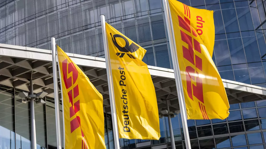Die DHL Group hat weltweit rund 600.000 Mitarbeiterinnen. - Bild: Thomas Banneyer/dpa
