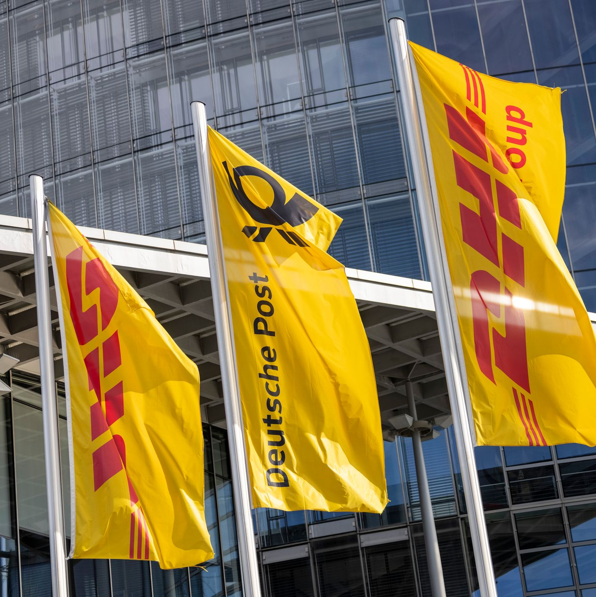 Die DHL Group hat weltweit rund 600.000 Mitarbeiterinnen und Mitarbeiter. - Foto: Thomas Banneyer/dpa
