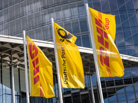 Die DHL Group hat weltweit rund 600.000 Mitarbeiterinnen und Mitarbeiter. - Foto: Thomas Banneyer/dpa