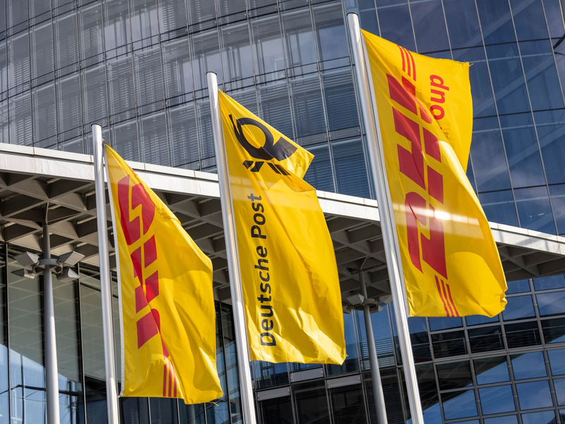Die DHL Group hat weltweit rund 600.000 Mitarbeiterinnen und Mitarbeiter. - Foto: Thomas Banneyer/dpa