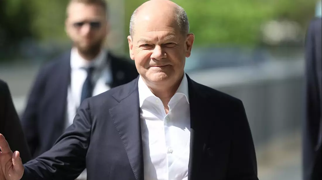 Olaf Scholz mit Personenschützer im Hintergrund (Archiv) - Bild: über dts Nachrichtenagentur