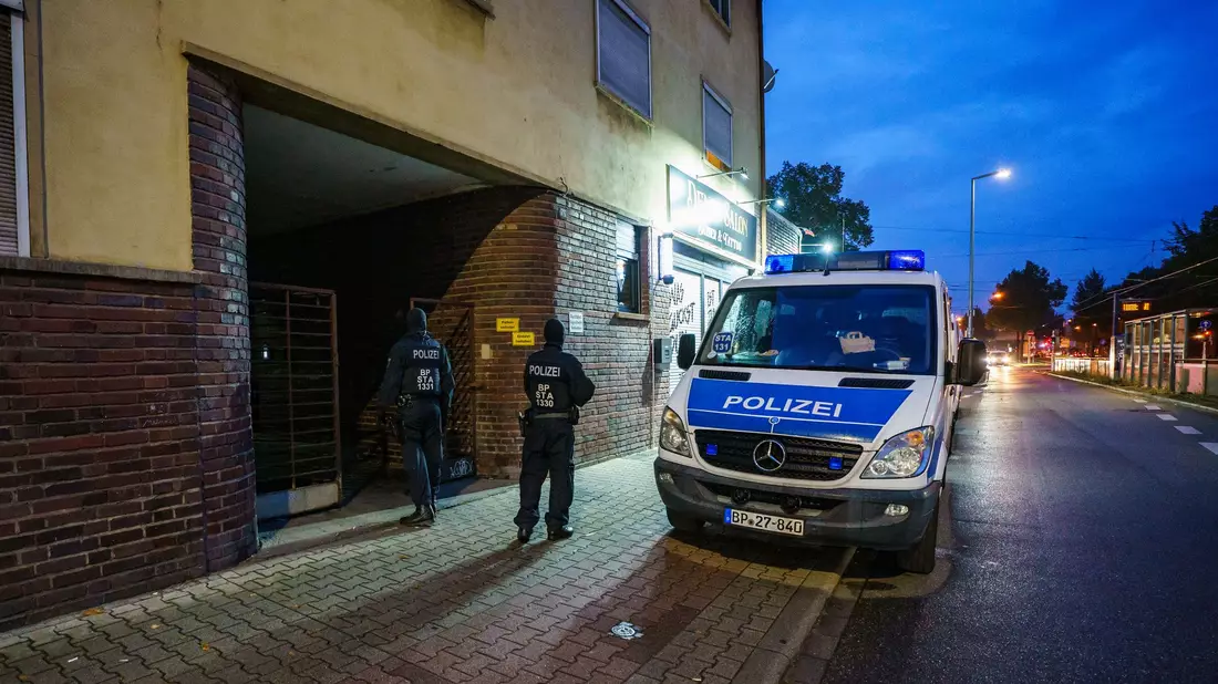 Die Gruppe soll nach ersten Informationen der dpa auch Personalausweise gefälscht haben. - Bild: Andreas Arnold/dpa