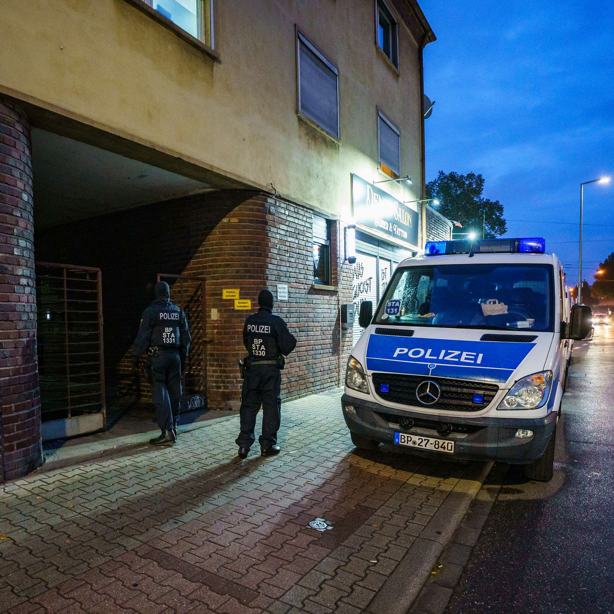 Die Gruppe soll nach ersten Informationen der dpa auch Personalausweise gefälscht haben. - Foto: Andreas Arnold/dpa