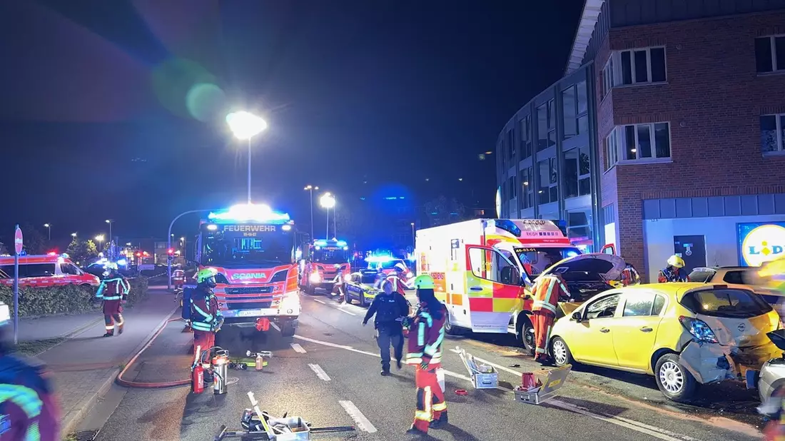 FW-SE: Schwerer Verkehrsunfall in Kaltenkirchen mit sechs Verletzten Gemeinsame Pressemitteilung des Kreisfeuerverbandes Segeberg und der Pressestelle Polizei Bad Segeberg - Bild: presseportal.de