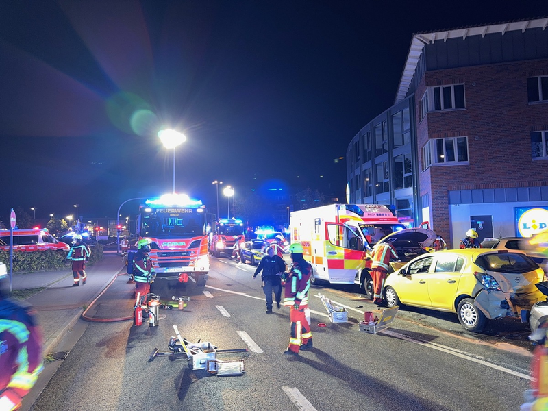 FW-SE: Schwerer Verkehrsunfall in Kaltenkirchen mit sechs Verletzten Gemeinsame Pressemitteilung des Kreisfeuerverbandes Segeberg und der Pressestelle Polizei Bad Segeberg - Foto: presseportal.de