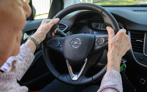 Sollte es neue Regeln für ältere Lenker geben? Eine Mehrheit ist dafür. (Archivbild) - Foto: Julian Stratenschulte/dpa