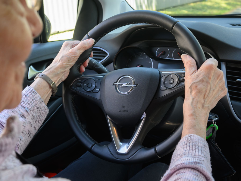 Sollte es neue Regeln für ältere Lenker geben? Eine Mehrheit ist dafür. (Archivbild) - Foto: Julian Stratenschulte/dpa