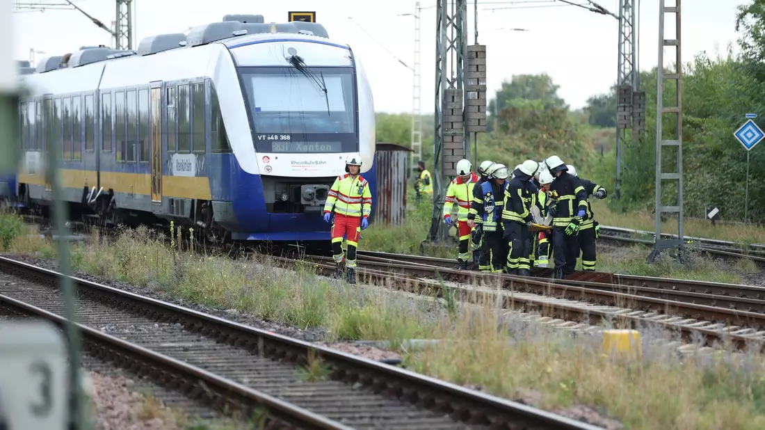 Mehrere Menschen wurden bei einem Zugunfall am Niederrhein verletzt. - Bild: Justin Brosch/dpa