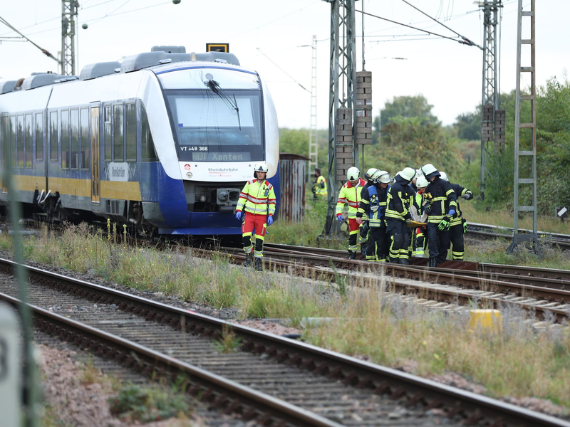 Mehrere Menschen wurden bei einem Zugunfall am Niederrhein verletzt. - Foto: Justin Brosch/dpa