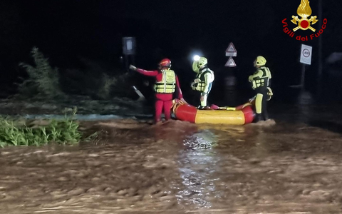 Die Suche nach zwei Opfern läuft. - Foto: -/vigilfuoco.tv/dpa