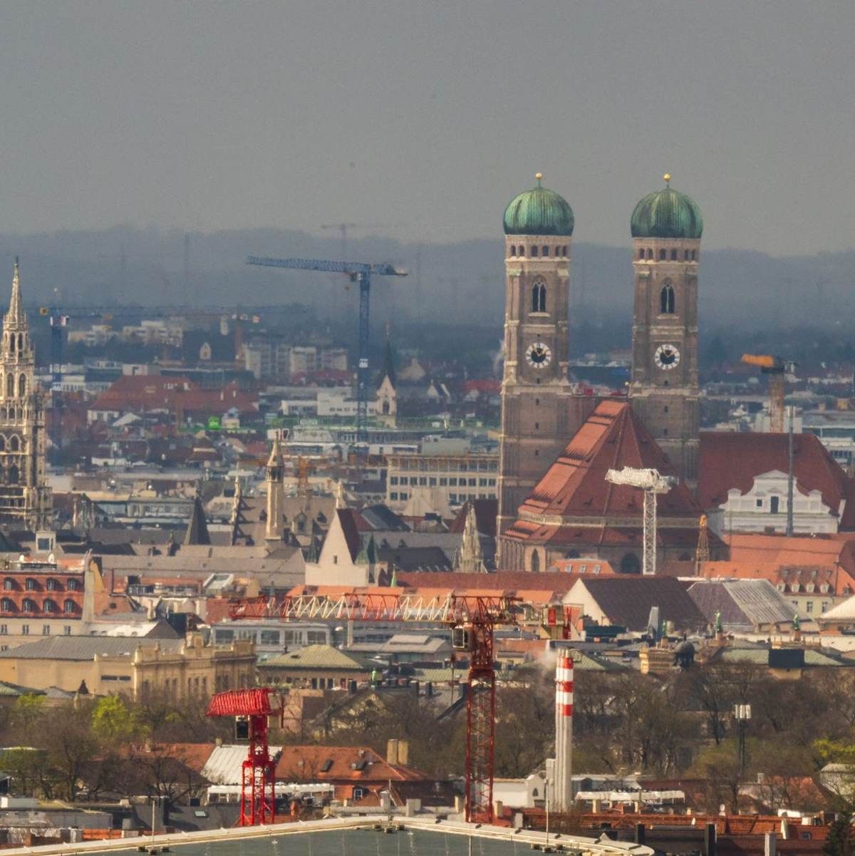 In München gibt es nach Einschätzung der Schweizer Bank UBS kein akutes Risiko mehr für eine Immobilienblase (Archivfoto). - Foto: Peter Kneffel/dpa