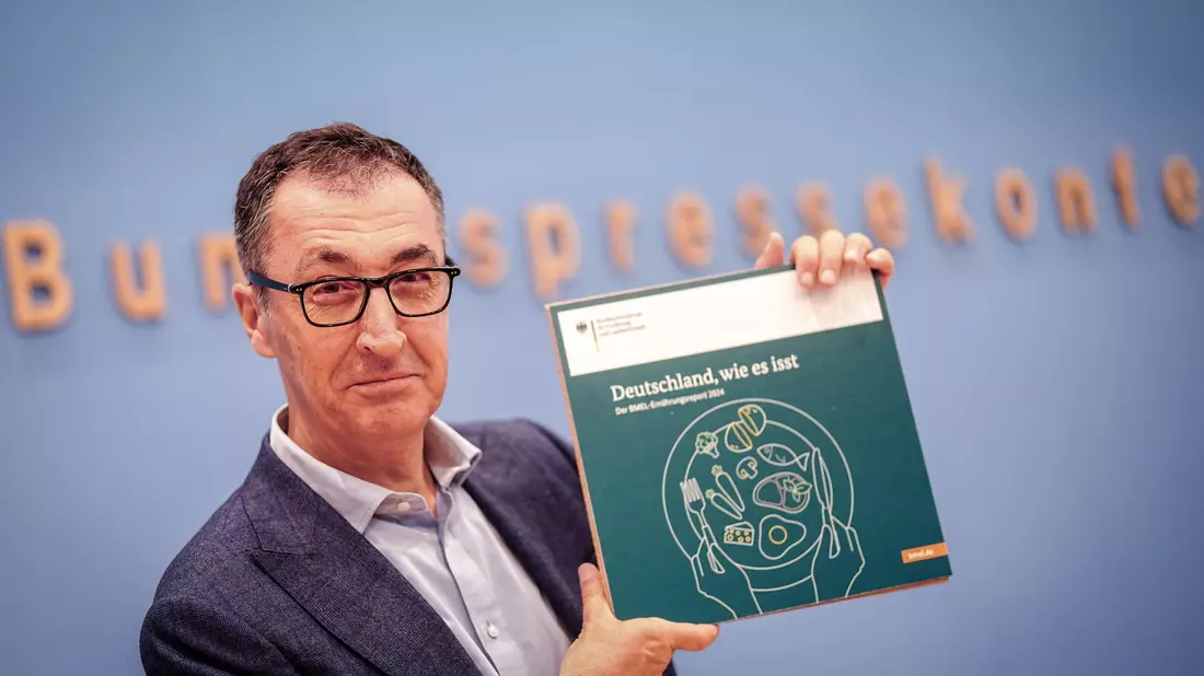  Der Wunsch nach mehr Transparenz müsse beachtet werden, sagt Landwirtschaftsminister Cem Özdemir (Grüne) bei der Vorstellung des Ernährungsreports 2024 in Berlin.  - Bild: Kay Nietfeld/dpa