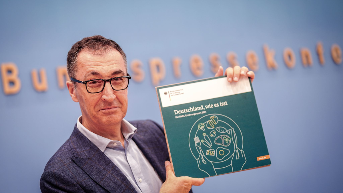  Der Wunsch nach mehr Transparenz müsse beachtet werden, sagt Landwirtschaftsminister Cem Özdemir (Grüne) bei der Vorstellung des Ernährungsreports 2024 in Berlin.  - Foto: Kay Nietfeld/dpa