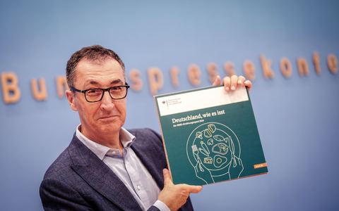 Der Wunsch nach mehr Transparenz mĂŒsse beachtet werden, sagt Landwirtschaftsminister Cem Ăzdemir (GrĂŒne) bei der Vorstellung des ErnĂ€hrungsreports 2024 in Berlin. - Foto: Kay Nietfeld/dpa Der Wunsch nach mehr Transparenz mĂŒsse beachtet werden, sagt Landwirtschaftsminister Cem Ăzdemir (GrĂŒne) bei der Vorstellung des ErnĂ€hrungsreports 2024 in Berlin. - Foto: Kay Nietfeld/dpa