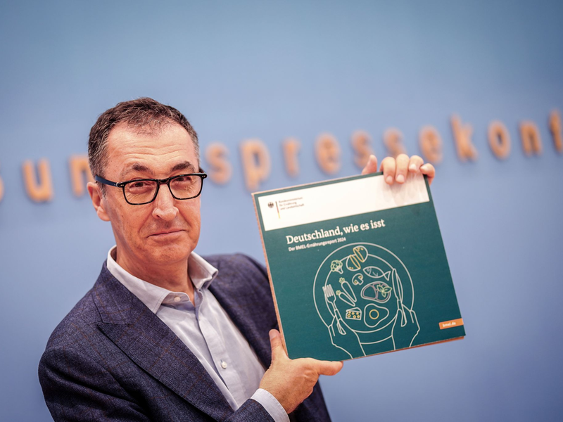  Der Wunsch nach mehr Transparenz müsse beachtet werden, sagt Landwirtschaftsminister Cem Özdemir (Grüne) bei der Vorstellung des Ernährungsreports 2024 in Berlin.  - Foto: Kay Nietfeld/dpa