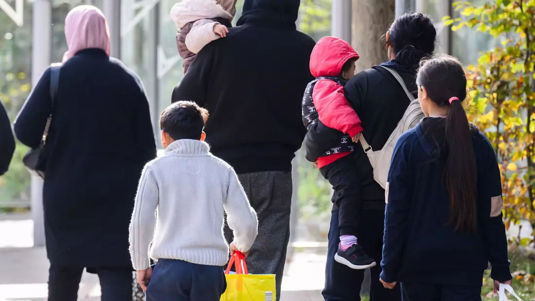 Hunderte SPD-Mitglieder fordern Humanität bei Aufnahme Geflüchteter (Archivbild)     - Bild: Julian Stratenschulte/dpa