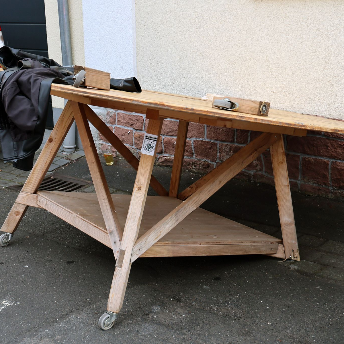 Diesen rollbaren Tisch sollen die Feierenden geschoben haben. - Foto: Ralf Hettler/dpa